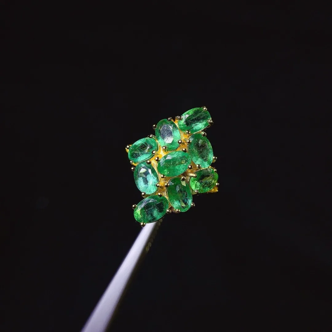 

Designer Design Delicate S925 Silver Ring Featuring Natural Emerald Elegant Light Luxury Piece Perfect for Jewelry Gift