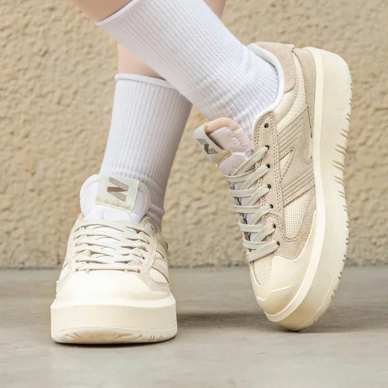 Fashionable and lightweight spring and autumn low cut couple shoes, multifunctional retro white shoes