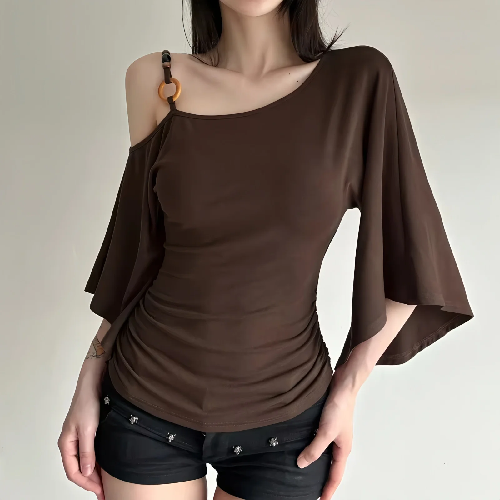 Damen Y2K Holzring One-Shoulder-Top mit ausgestellten Ärmeln, geraffter Taille, schmaler Passform, Vintage Boho Bluse – Detail 3