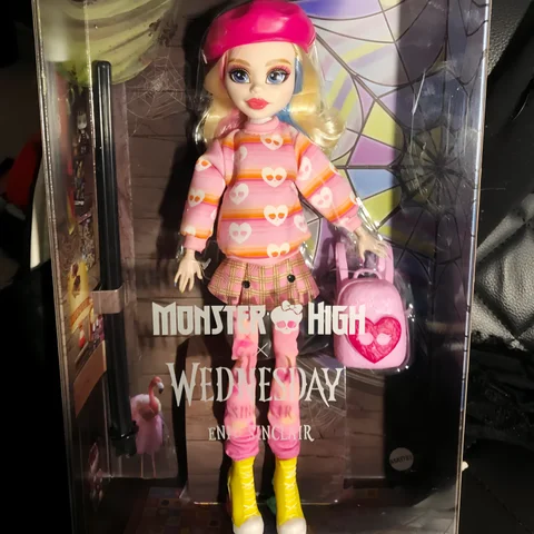Wysokiej jakości nowa lalka Mattel X Monster High Wednesday i akcesoria Enid Sinclair w różowej kolekcji modowej ze stojakiem na lalkę