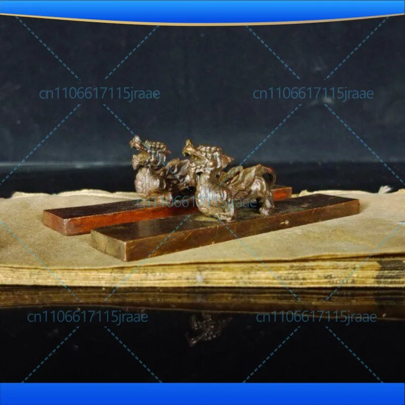 For antique bronze kylin paperweight ruler, copper pressure ruler lion Houde loading small ornament model