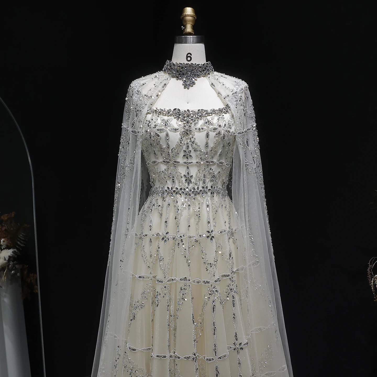 Sharon Said Elegantes A-Linien-Abendkleid mit Perlen und abnehmbarem Cape, Weinrot, Damen-Hochzeits-Party-Ballkleid SS486, Maßanfertigung – Detail 6