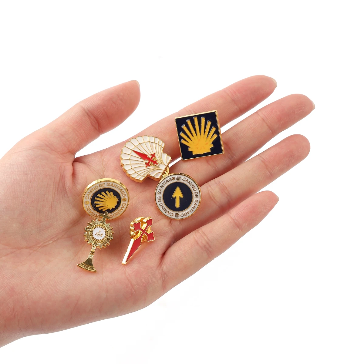 مجموعة مكونة من 12 قطعة من دبابيس سانتياغو الملونة والأسكالوب المتقاطعة وإكسسوارات فساتين الكنيسة والشارات #2