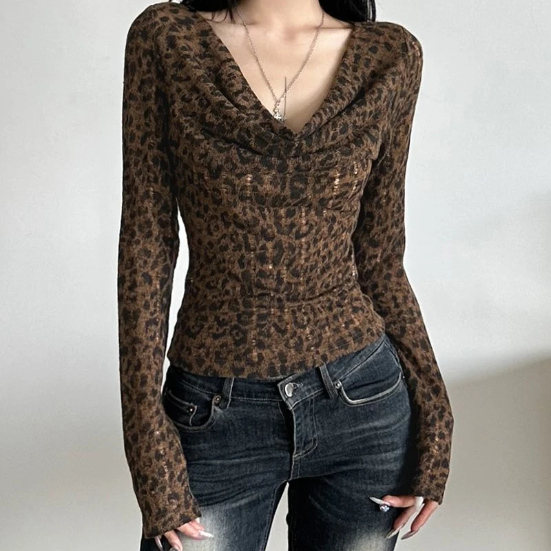 

Retro Old Street Wind Leopard Print Swing Collar Slim Waist Long Sleeve T-shirt with Women Inside