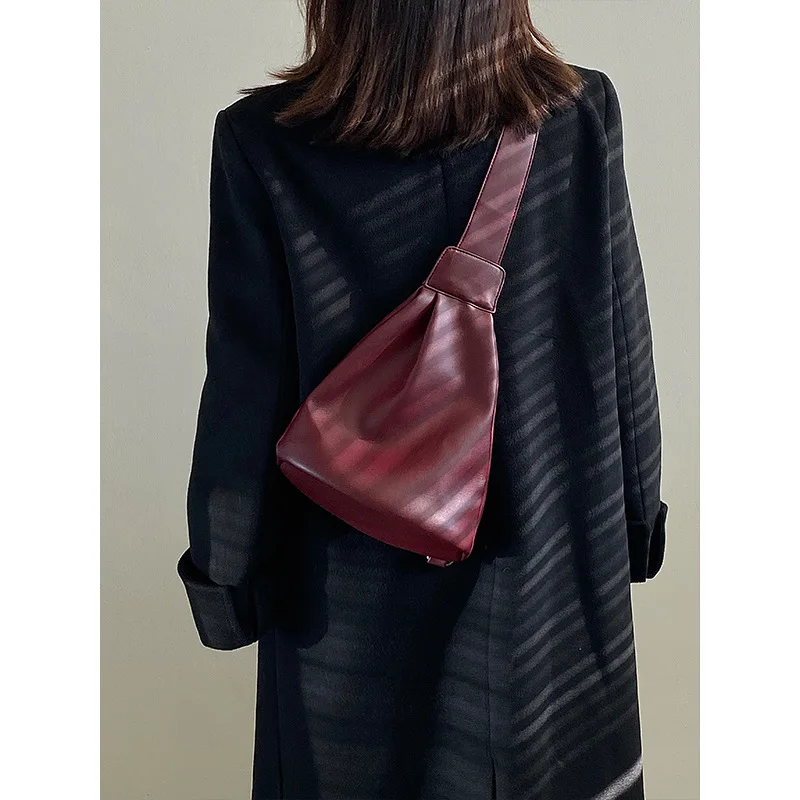 

2025 New Women's Fashion Crossbody Bag Stylish Minimalist Bucket Shoulder Bag Artistic Messenger Purse Chest Bag
