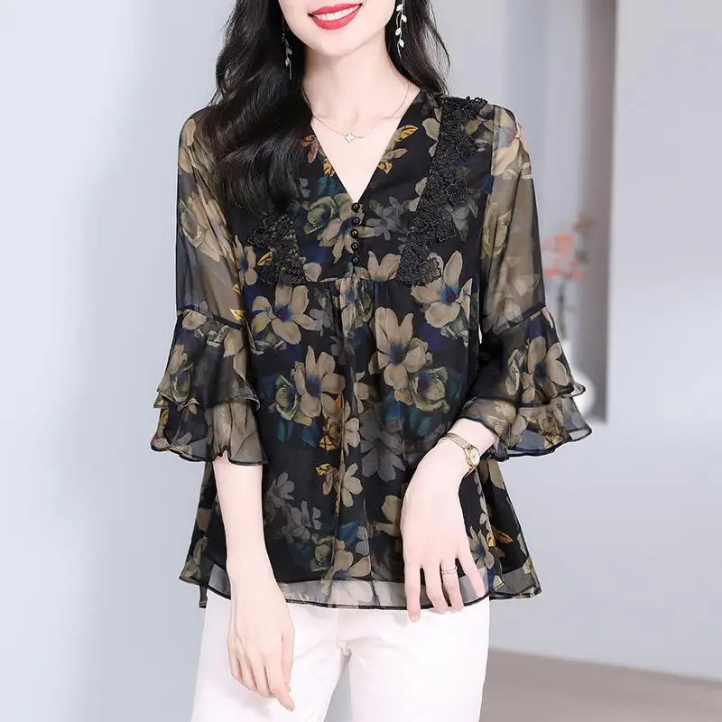 Koreanische gebrochene Blumen Hemd Damen bekleidung schicke Spitze Patchwork elegante V-Ausschnitt Sommer Rüschen halbe Ärmel lässig lose Bluse