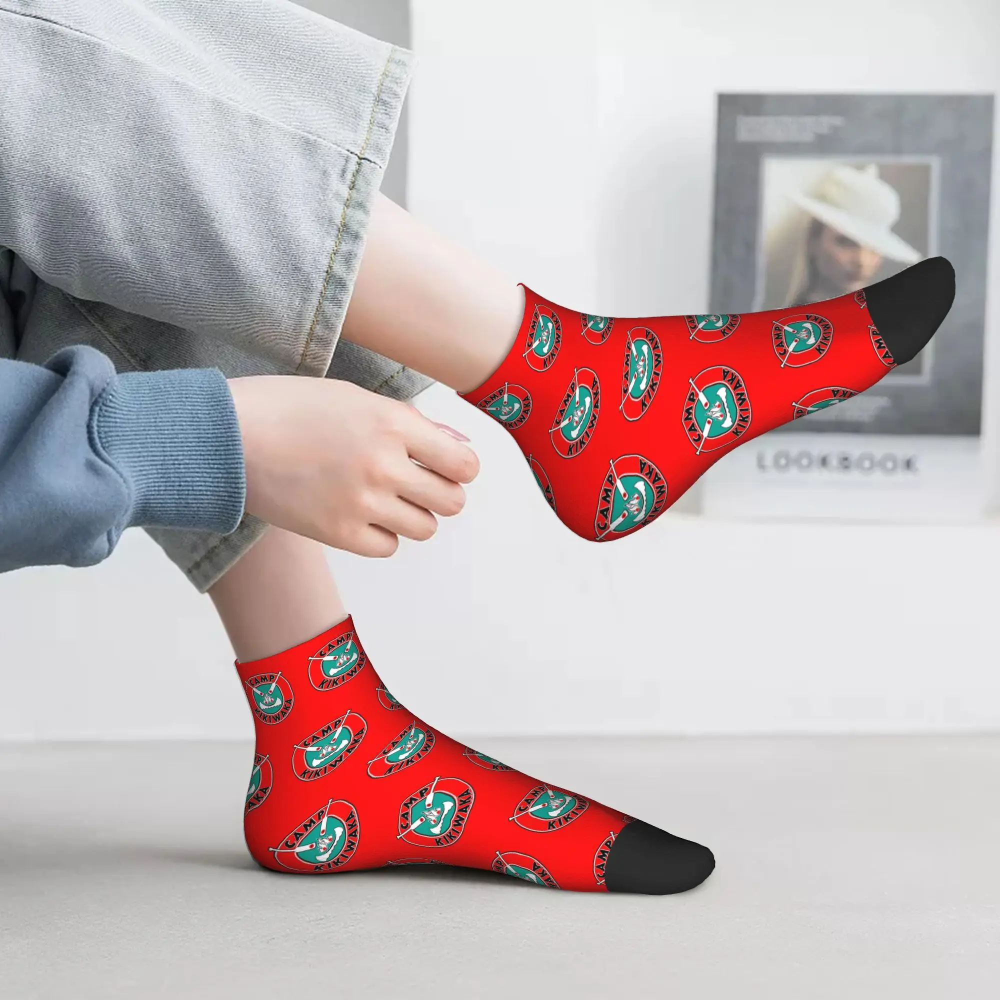 Camp Kikiwaka - Bunk'd - fondo rojo Calcetines Harajuku Medias absorbentes del sudor Calcetines para todas las estaciones Accesorios para hombre Mujer