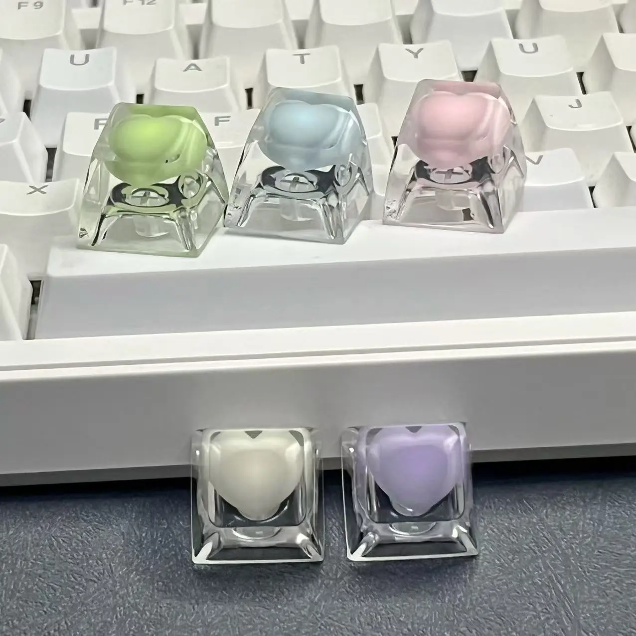 

DIY creative translucent heart-shaped keycaps handmade custom resin pink blue gaming mechanical keyboard replacing keycaps