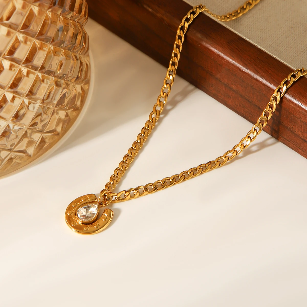 

Retro Water Droplet Horseshoe Shaped Pendant Necklace Thick Collarbone Chain Stainless Steel Pendant Necklace Jewelry Gift