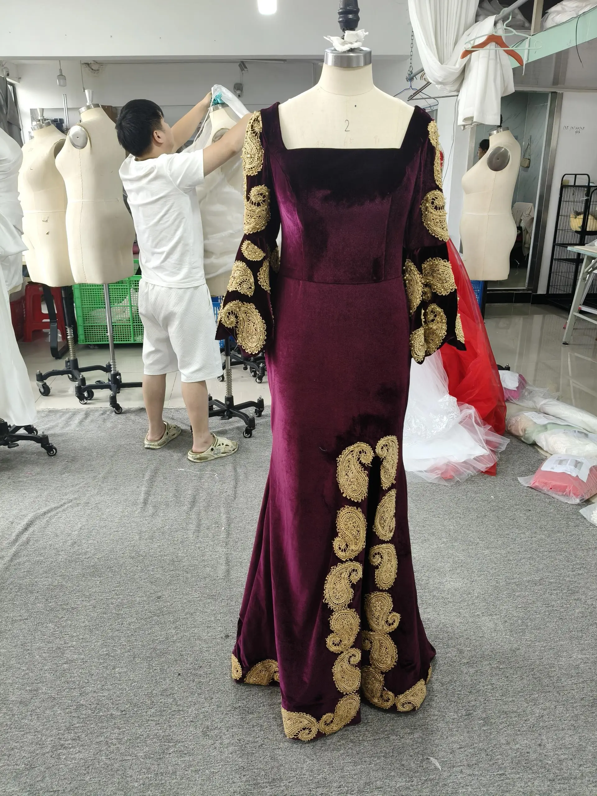 Abiti da sera a trapezio personalizzati Abito da ballo a maniche lunghe con colletto quadrato lungo fino al pavimento Abito da festa drappeggiato con fiori alla moda semplice