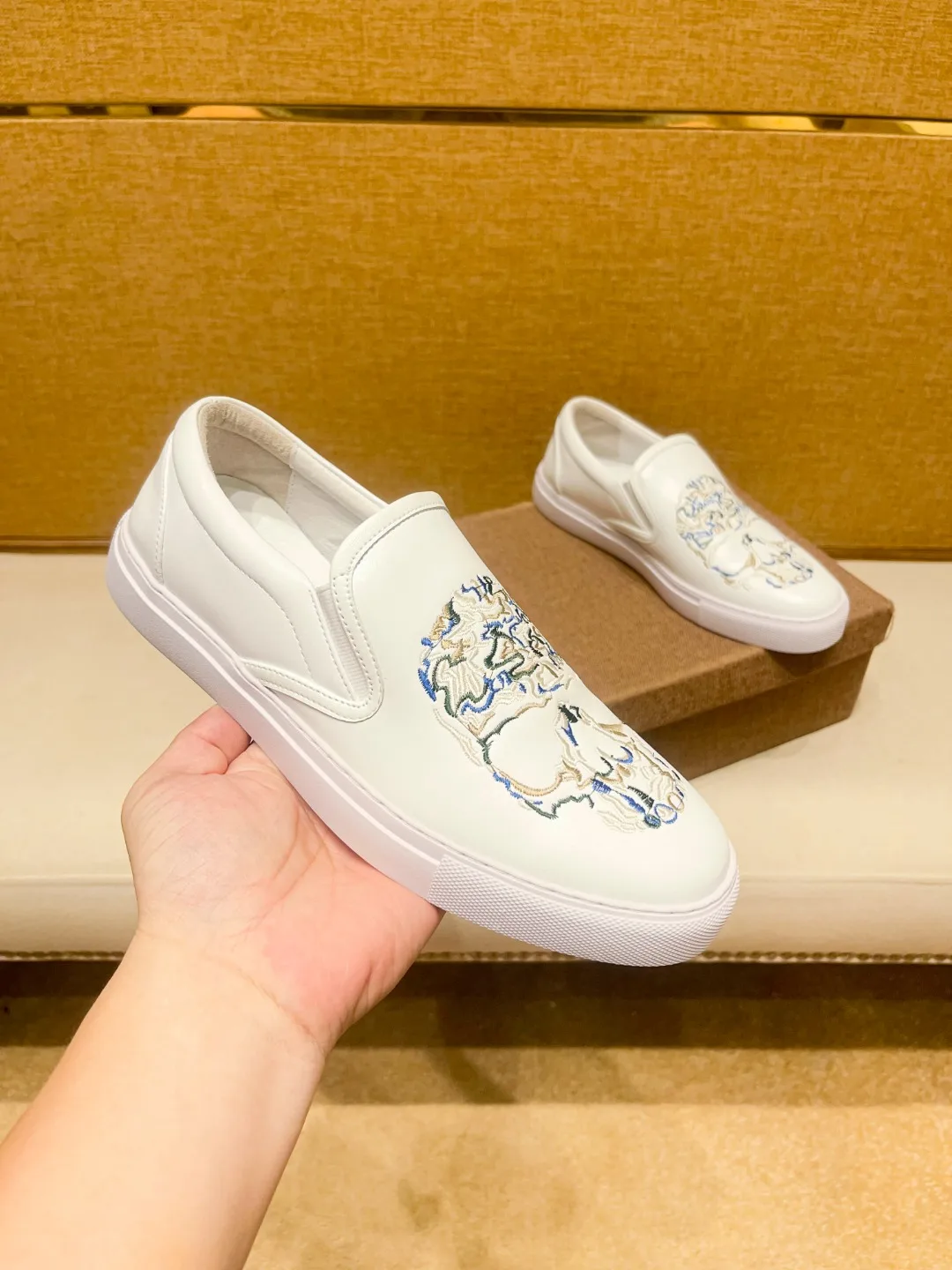 

Men's genuine leather sports and casual shoes are comfortable, breathable and sneakers