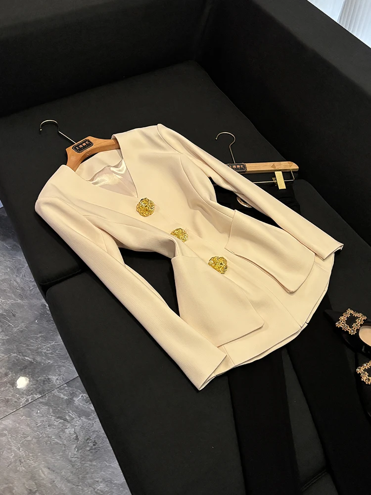 

Ele V-образный скульптурный костюм с металлическими пуговицами и завязкой на талии Jaet, женский высококачественный европейский модный маленький западный костюм...