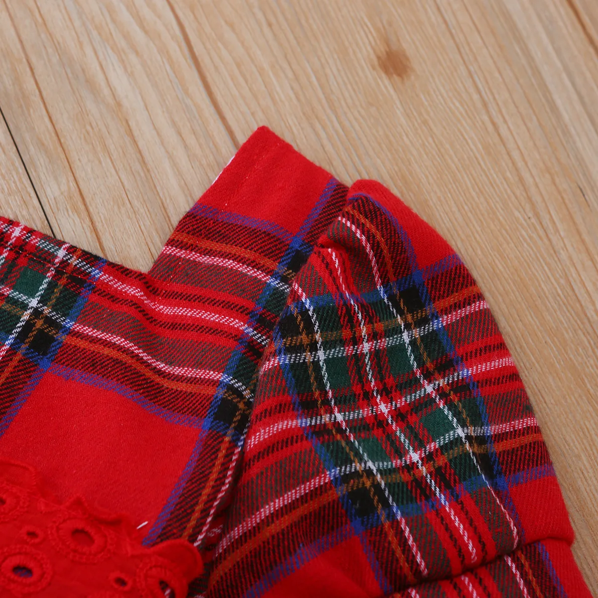 Weihnachtliches rotes kariertes Kurzarmkleid für Babys und Kleinkinder, süßes Feiertagsoutfit, Säuglingskleidung – Detail 4
