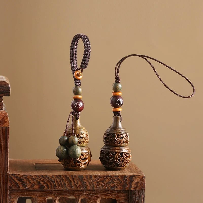 1pcs Vintage Green Sandalwood Hollow Out Gourd Keychain Aromatherapy Sachet Charm Zodiac Hanging Decor for Men Ladies