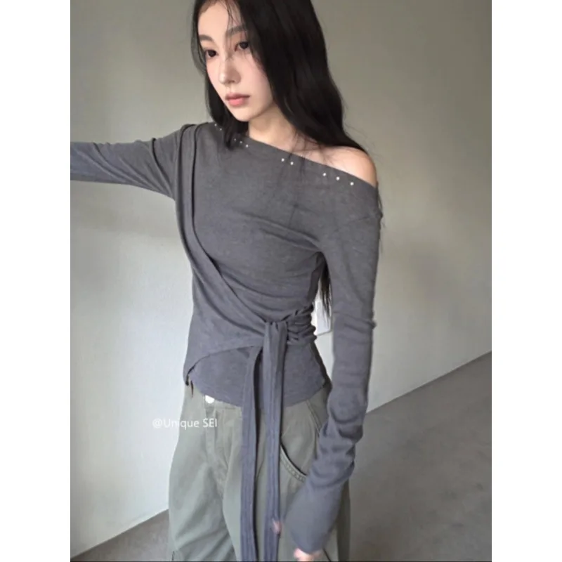 

Женская футболка с асимметричным вырезом, без бретелек, с заклепками, длинными рукавами, весна 2026, новая уличная мода, на шнуровке, плиссированная, облегающая