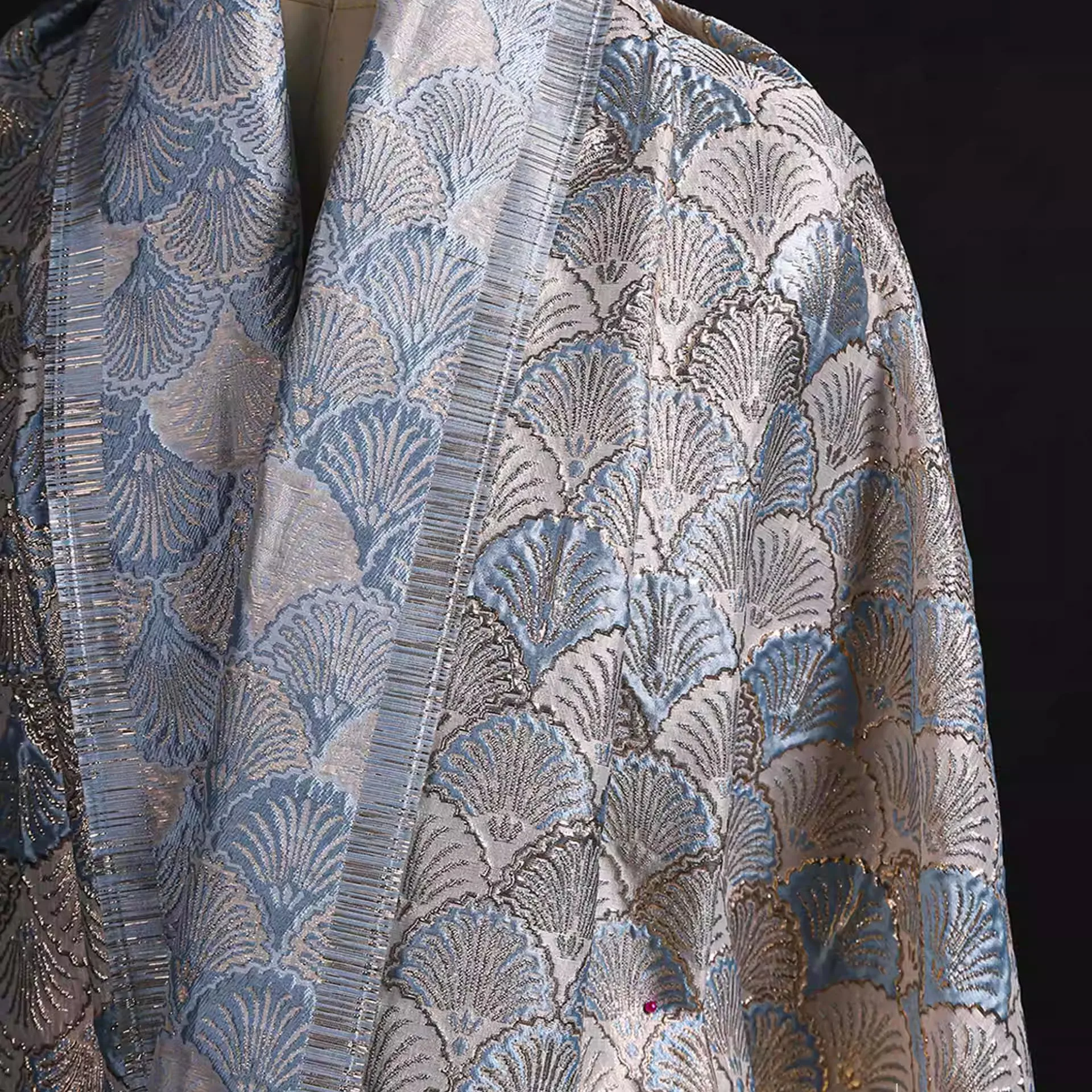 

1 ярд веерообразная шкала узор позолоченная текстура жаккардовая ткань DIY пальто и жилет Cheongsam дизайнерская одежда ткани для материала