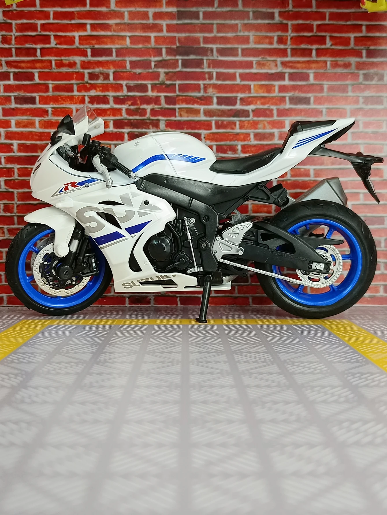 CCA 1:12 スズキ GSX-R1000 合金製バイクモデルカー、コレクションに最適で、子供たちへの誕生日プレゼントとしても贈ることができます。