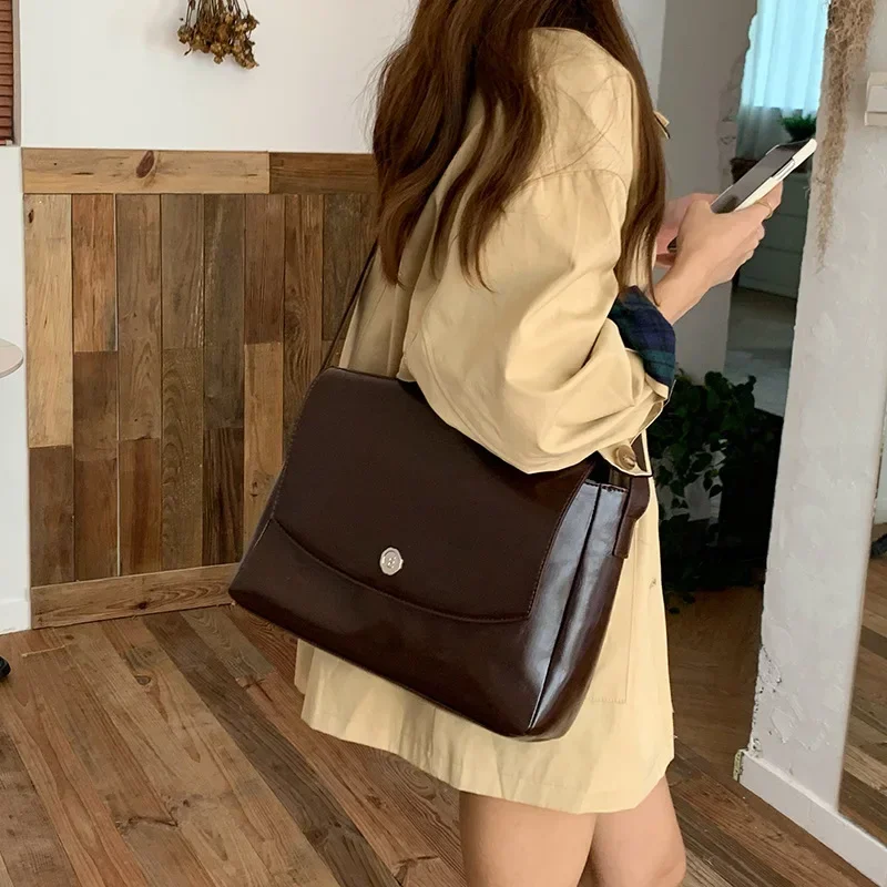 

2023 autumn new niche design retro large-capacity briefcase texture commuter messenger simple messenger bag