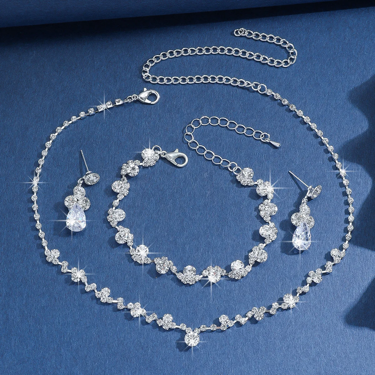 Exquisite claw chain necklace, earrings, and bracelet set - three-piece set for a full-diamond evening gown ceremony