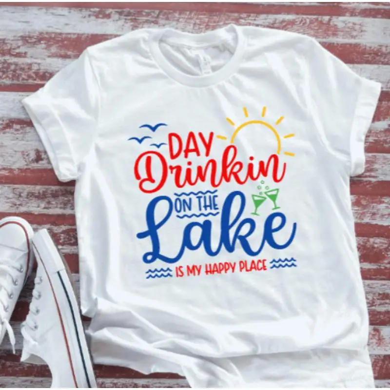 

Белая футболка Day Drinkin On The Lake Is My Happy Place
