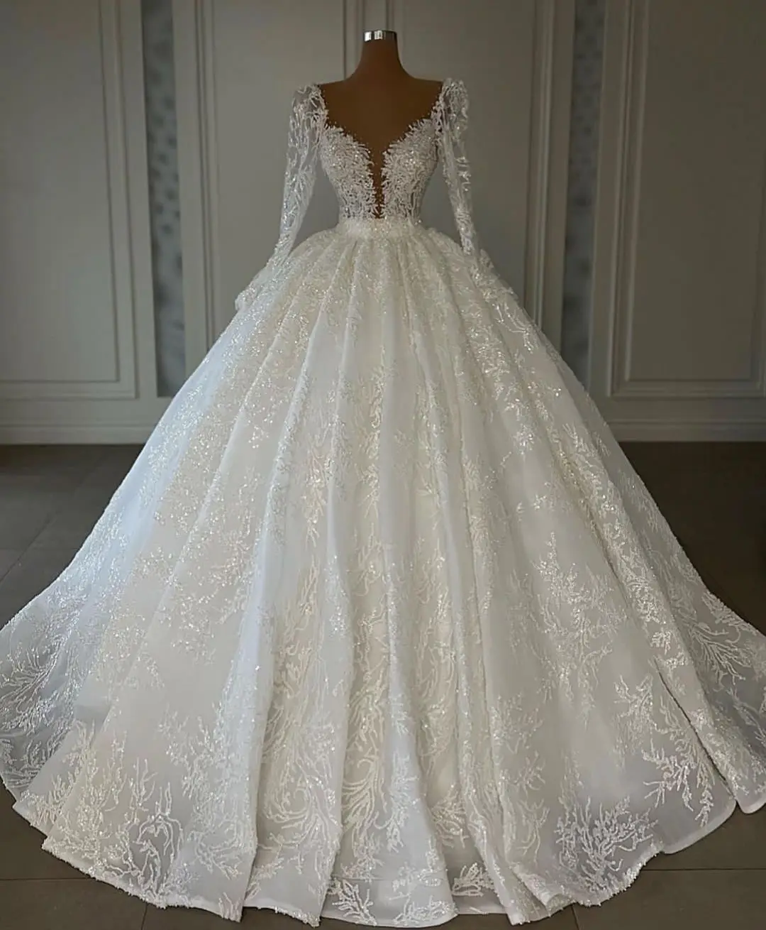 

Elegant Wedding Dress V Neck Appliques Sequins Beaded Luxurious Long Sleeves Lace Bridal Gowns Lace Robe De Mariée Plus Size