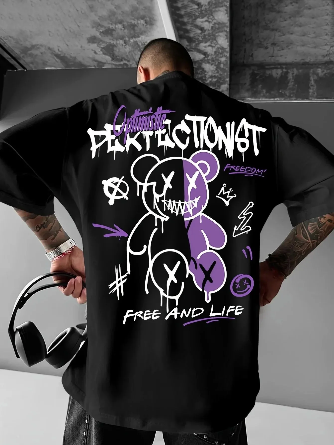 

Summer new men's teddy bear graffiti print comfortable and breathable round neck T-shirt. This is an outdoor versatile street st