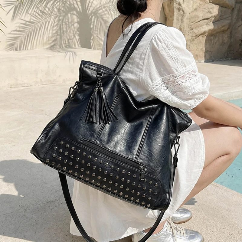 Damen-Handtasche mit Nieten- und Quastenverzierung, Weiche PU-Leder Schultertasche, Große Umhängetasche für den Alltag – Detail 5