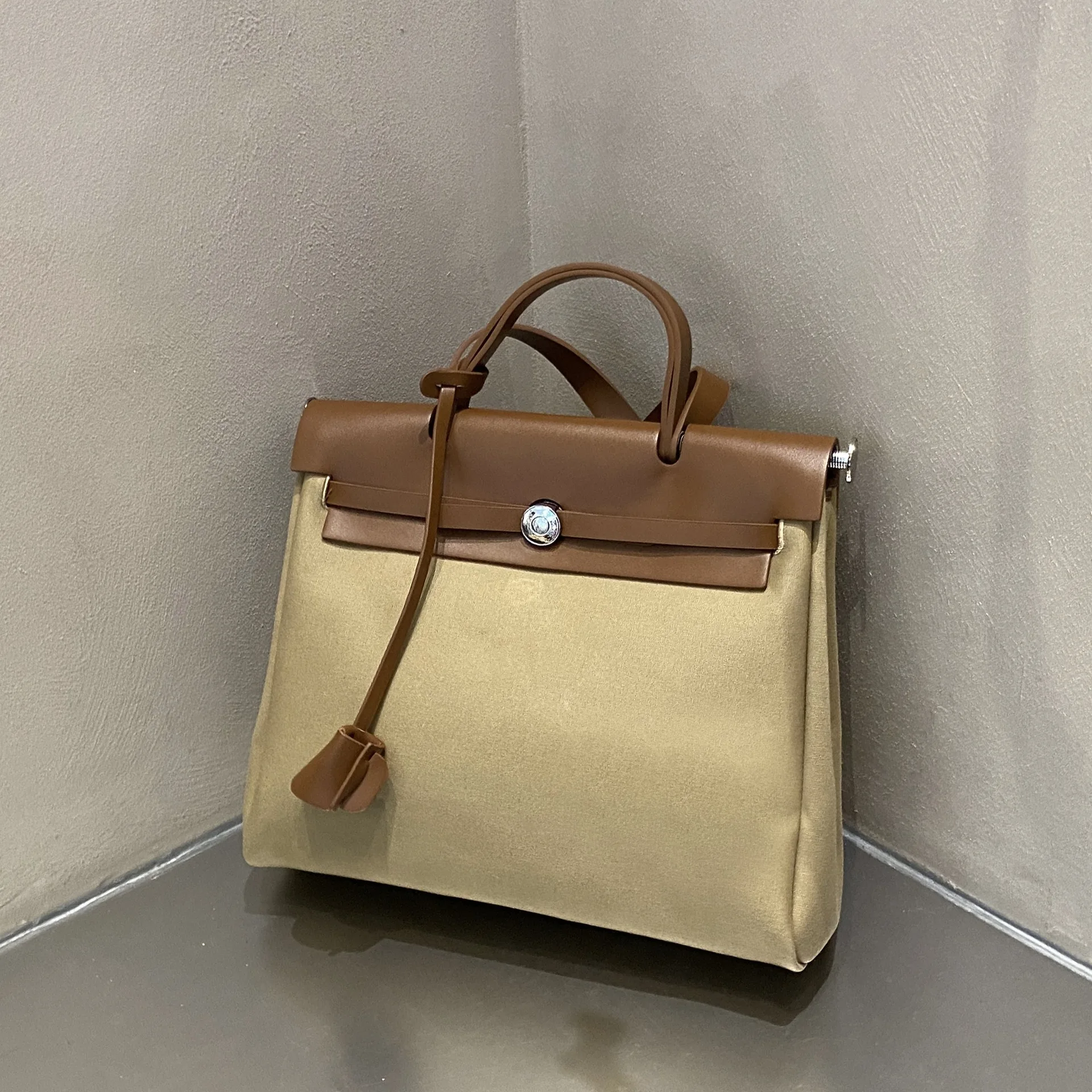 

Новая модная женская сумка 2026 года: холщовая сумка-тоут через плечо с кожаными вставками и клапаном на кнопке