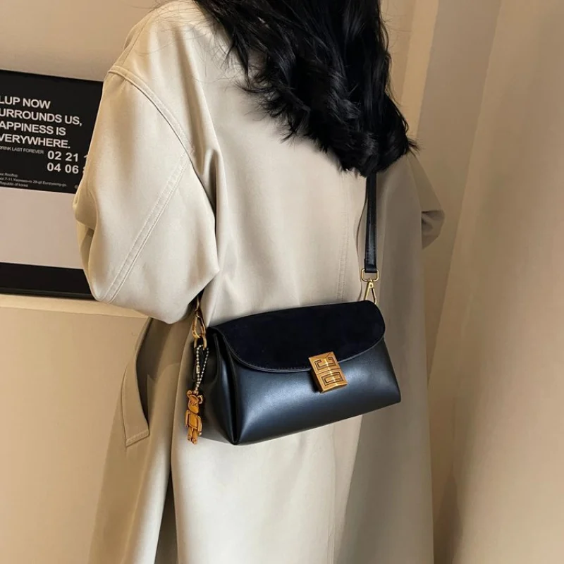 

Fashionable Women's Handbag Crafted From Fine Leather Boasting Casual Simple Vintage And Trendy Daily Look​