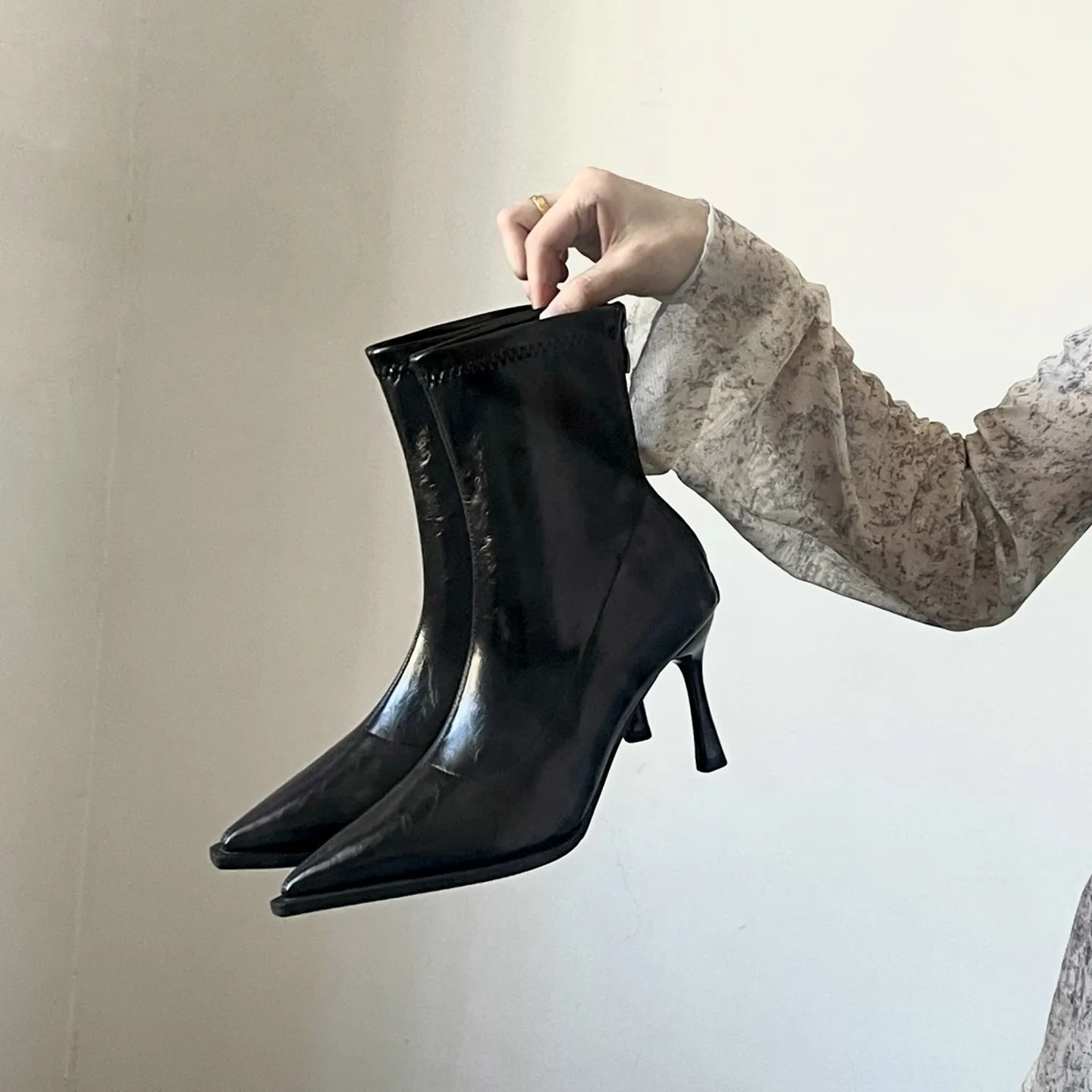 

Новые осенне-зимние короткие сапоги на высоком каблуке с острым носком для женщин, тонкие и эластичные узкие ботинки во французском стиле