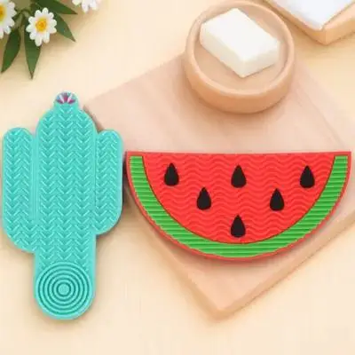 قطعتان من وسادة تنظيف فرشاة التجميل، مادة السيليكون الناعمة المقاومة للتشوه، سهلة التخزين، حجم صغير، مثالية للسفر إلى المنزل