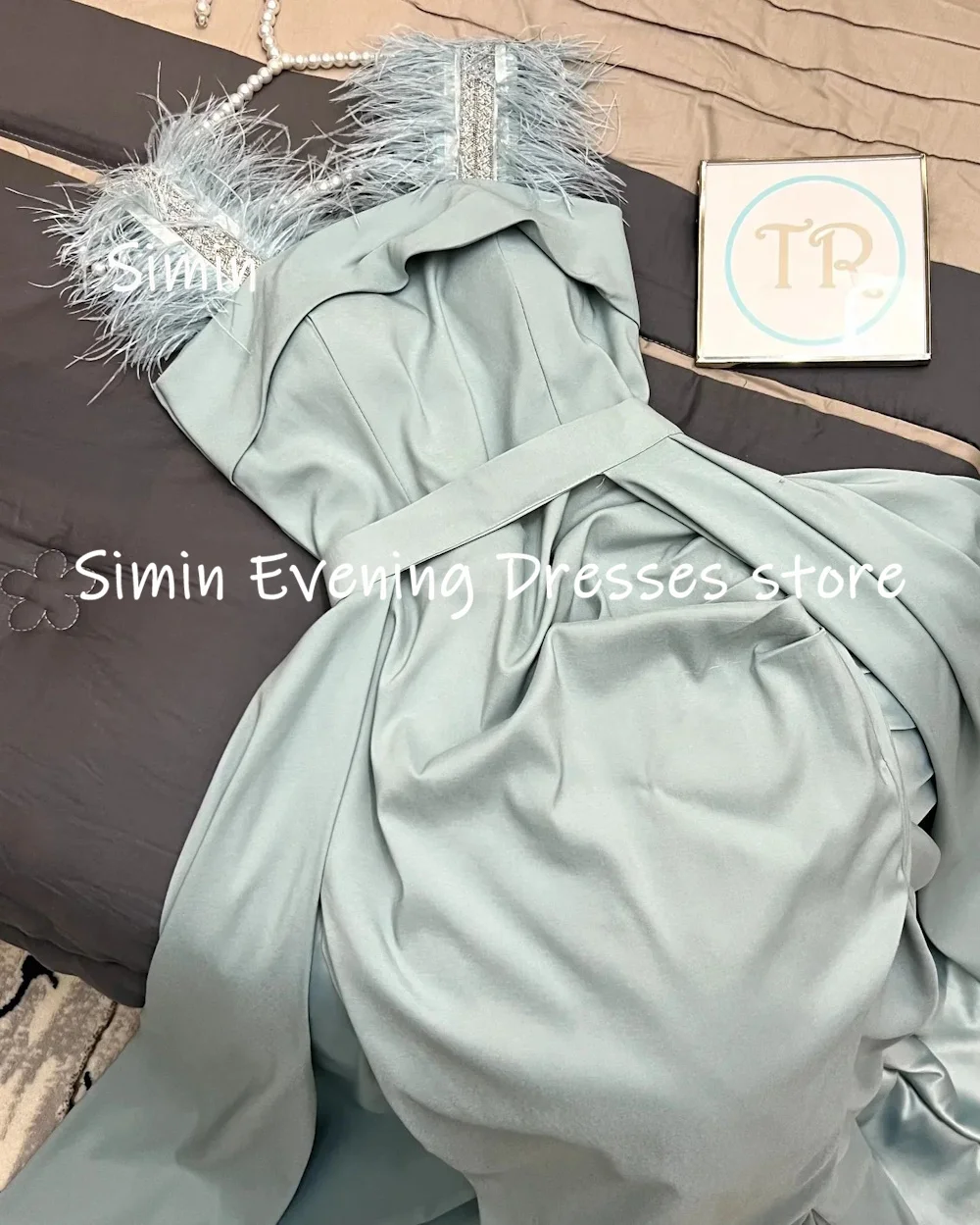 Simin-Satin حورية البحر فستان برقبة قارب مع ريش وكشكشة للنساء ، طول الأرض ، فستان رسمي للحفلات الراقصة ، فساتين حفلات سهرة أنيقة ، 2023