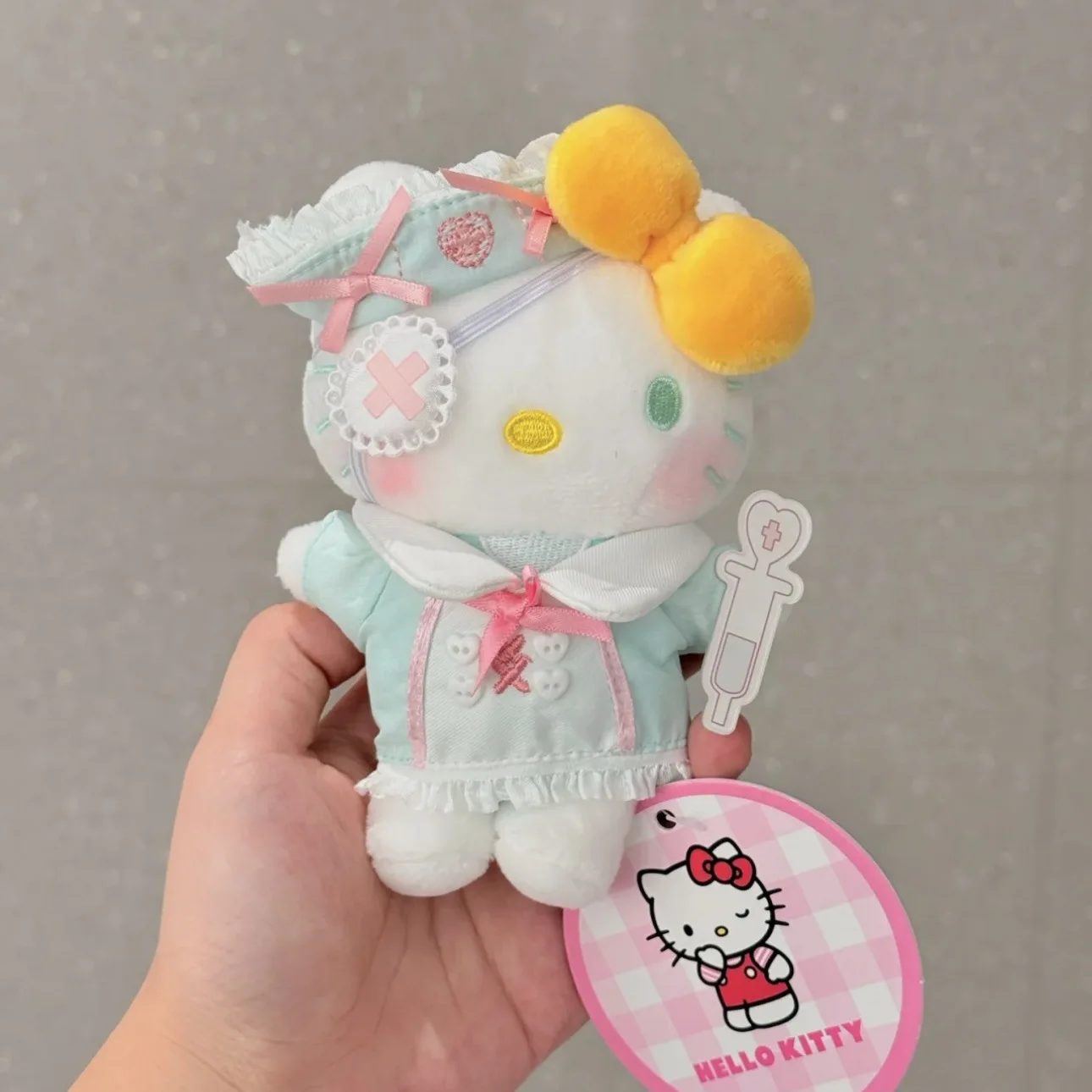 Breloczek Sanrio Hello Kitty 12 cm, urocza pluszowa zawieszka z kreskówki, ozdoba do torby, brelok do kluczy samochodowych, akcesorium do plecaka dla kobiet i dziewcząt.