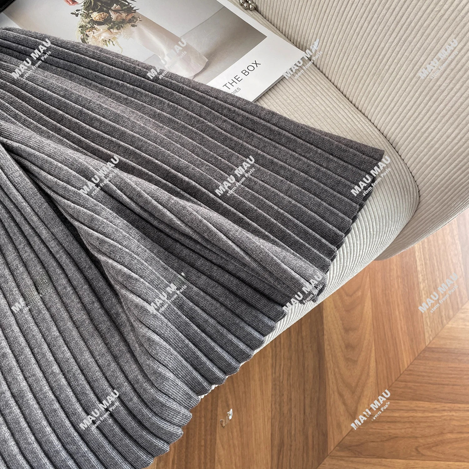 ชุดเซ็ตสองชิ้นลำลองสไตล์แฟชั่นสีกรมท่าสำหรับผู้หญิง ฤดูใบไม้ร่วง 2025 ประกอบด้วยเสื้อกั๊กและกระโปรง ดีไซน์ช่วยให้ดูอ่อนวัย