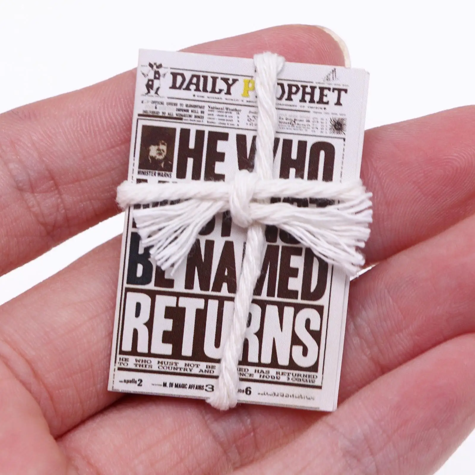 2x 1/12 スケールミニ新聞とデザート実用的なドールハウス装飾アクセサリードールハウス家具シーン小道具ギフト用