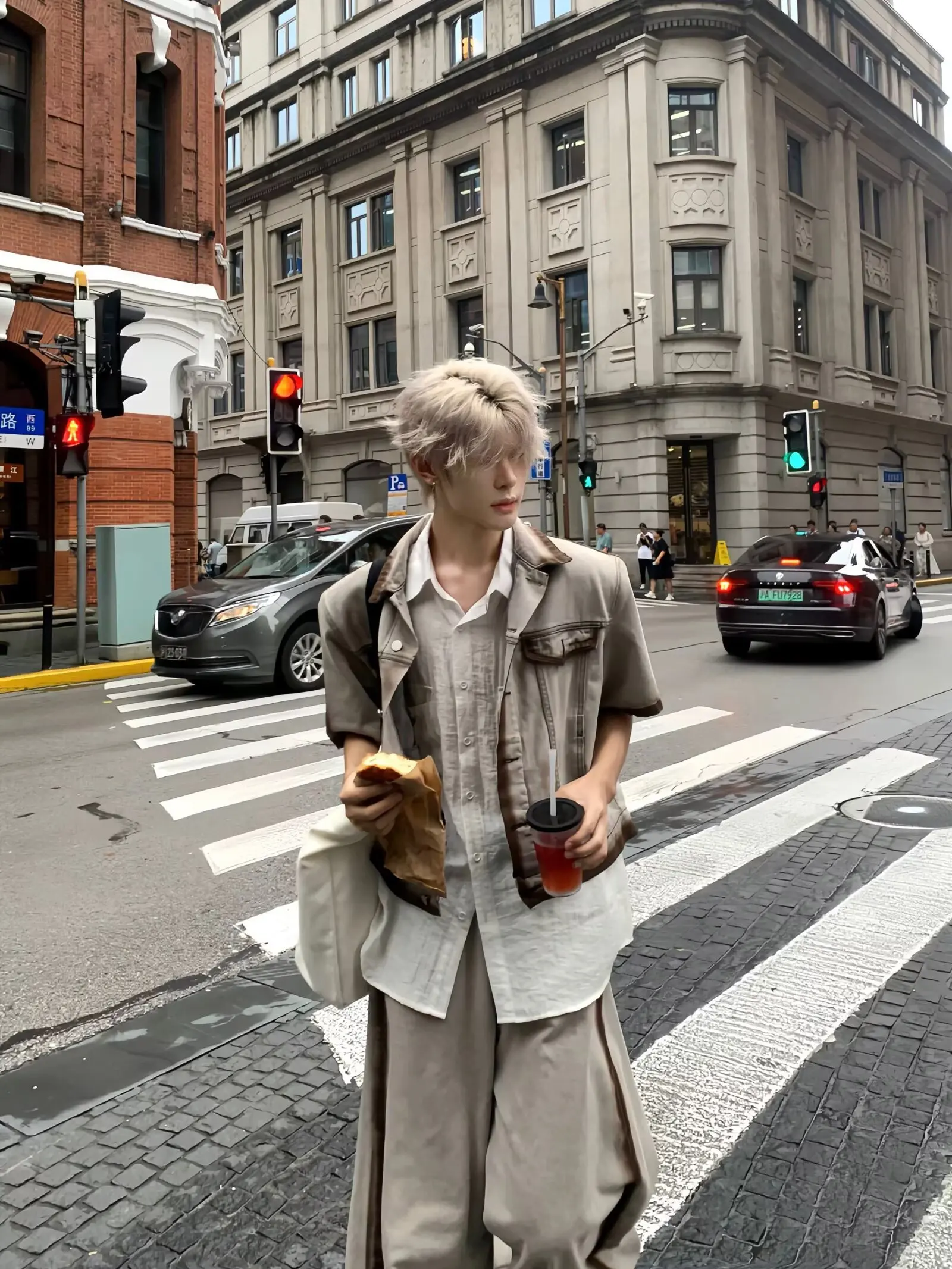 

Американский ретро-комплект: джинсовая куртка свободного кроя и широкие брюки в пол...