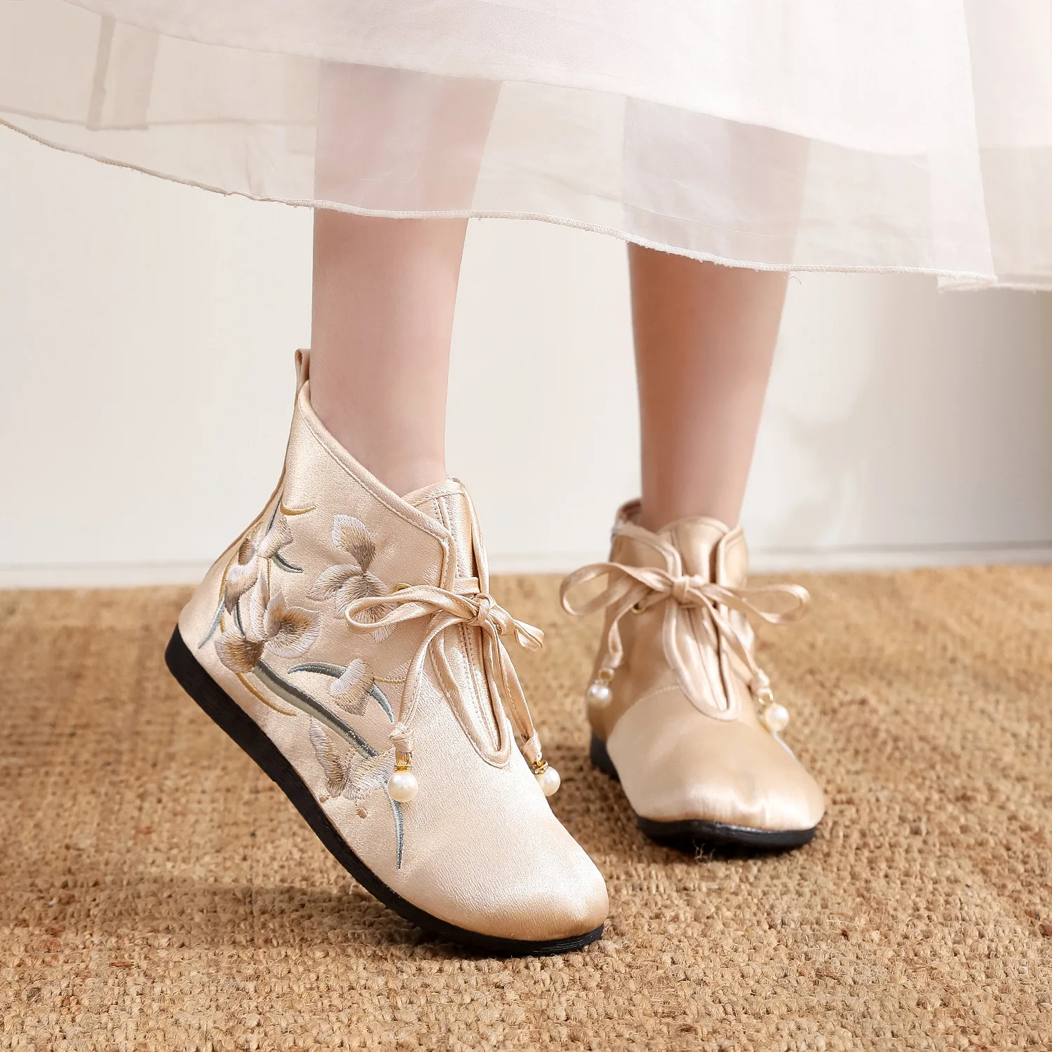 أحذية مطرزة على طراز الخريف مع منحدر كعب وزيادة الارتفاع للنساء أحذية قماشية على الطراز العرقي