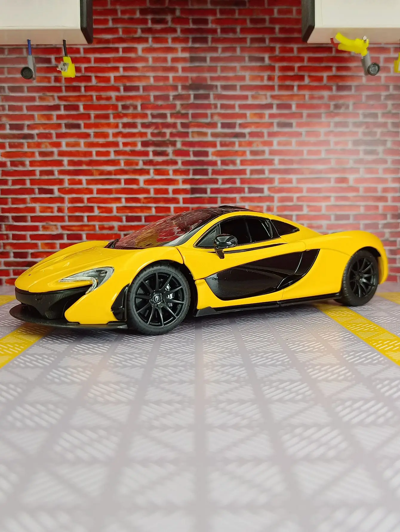 rastar 1:24 McLaren P1 alloy supercar model front wheel can be turned and the door and hood can be opened fine workmanship