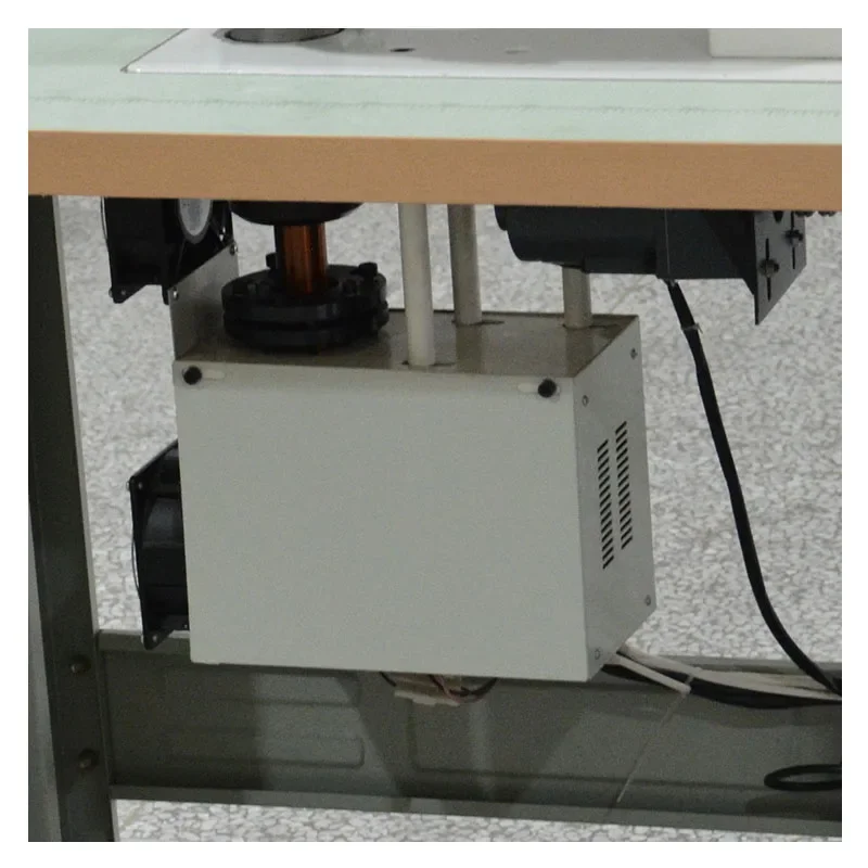 ماكينة خياطة الدانتيل بالموجات فوق الصوتية المنزلية الصناعية رئيس واحد المحرك أدوات يدوية لخياطة الملابس منديل الستار 220 فولت