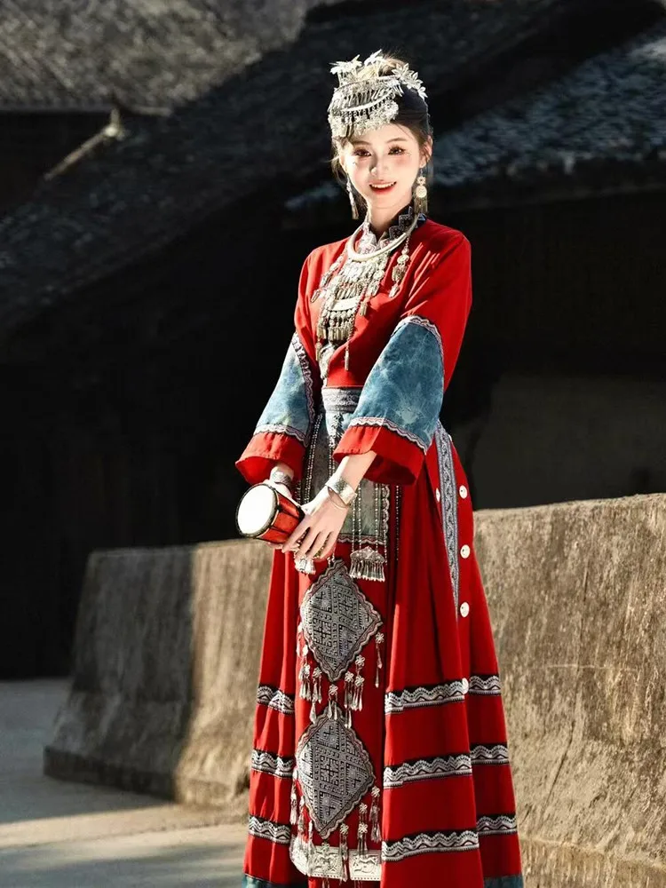 

The new style of clothing is a simple red performance costume and travel photography
