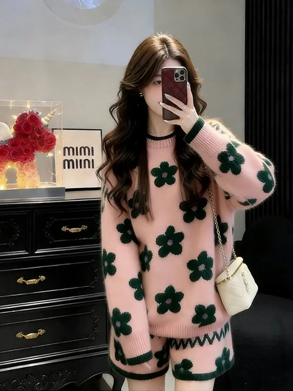 

Розовый свитер с цветочной вышивкой и мягкие шорты: повседневный комплект из двух предметов для осени и зимы, комфортный и теплый, с эффектом стройности