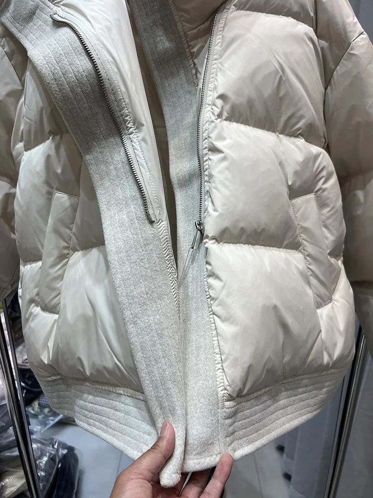 سترة نسائية شتوية جديدة موديل 2025 بياقة واقفة وتصميم عصري قصير سترة فضفاضة من ريش البط الأبيض