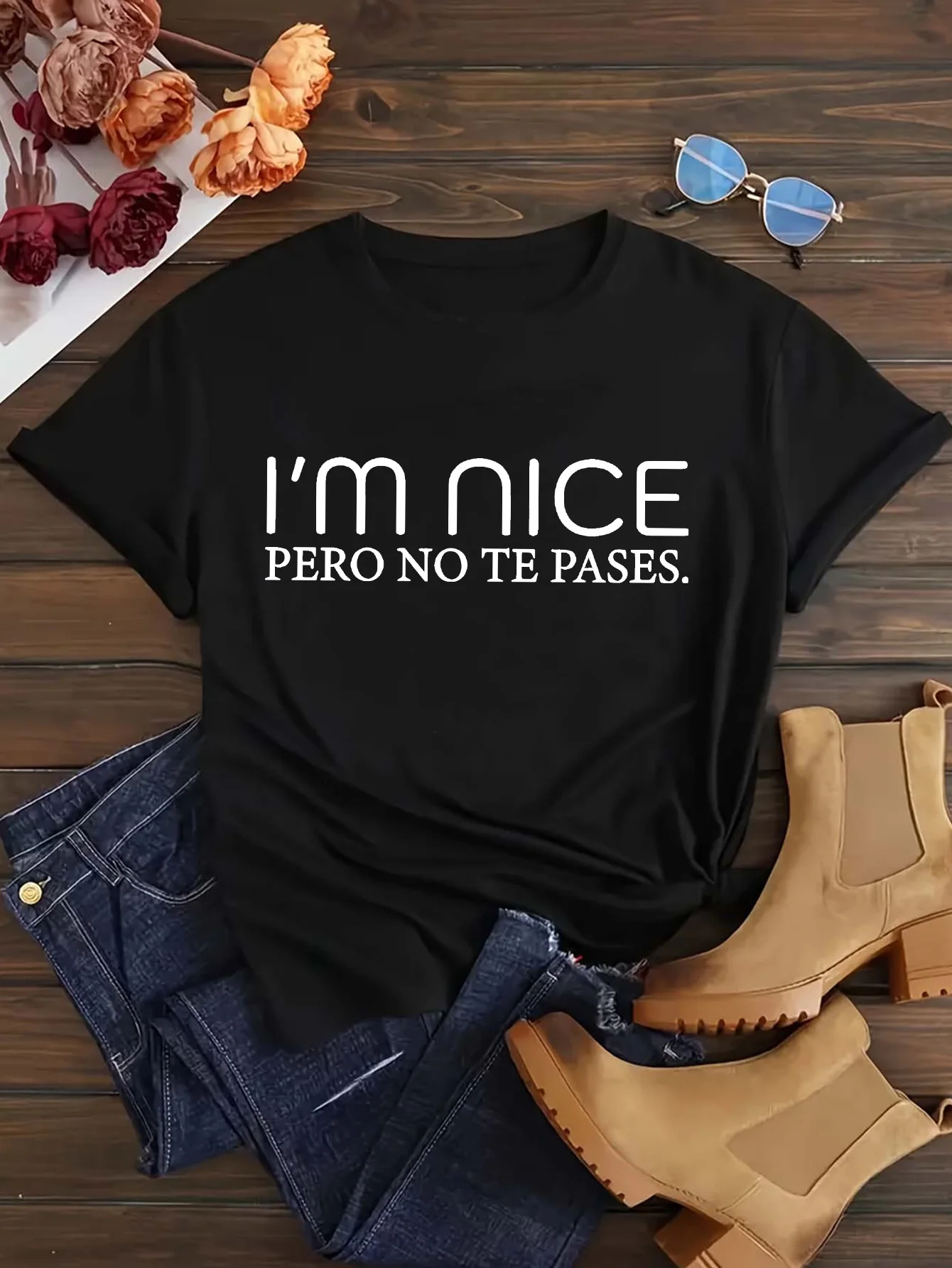 تي شيرت نسائي نابض بالحياة برقبة دائرية أنيق I'm Nice Pero No Te Pases طباعة شعار مثالية للارتداء اليومي والأنشطة الخارجية