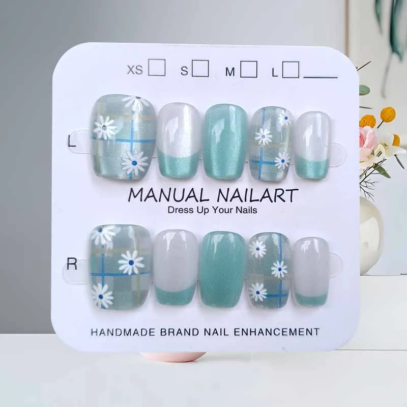 10 Stück blaue Gänseblümchen, rote Erdbeeren, weiße Blumen, Katzenauge-Design, zum Aufdrücken der Nägel, Temperament, zeigt weiße künstliche Nägel, Nagelkunst