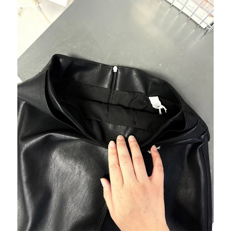 レディース ブラック PU レザー 非対称ヒップラップ ミニスカート、A ライン ストリートウェア、韓国デザイン、冬、レトロスタイル、デザインセンス