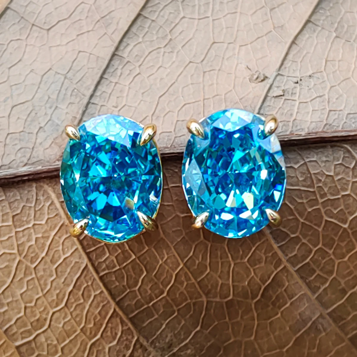 

S925 sterling silver plated platinum and golden Oval earrings classic Excellent ice cut Blue Topaz zircon earrings for women