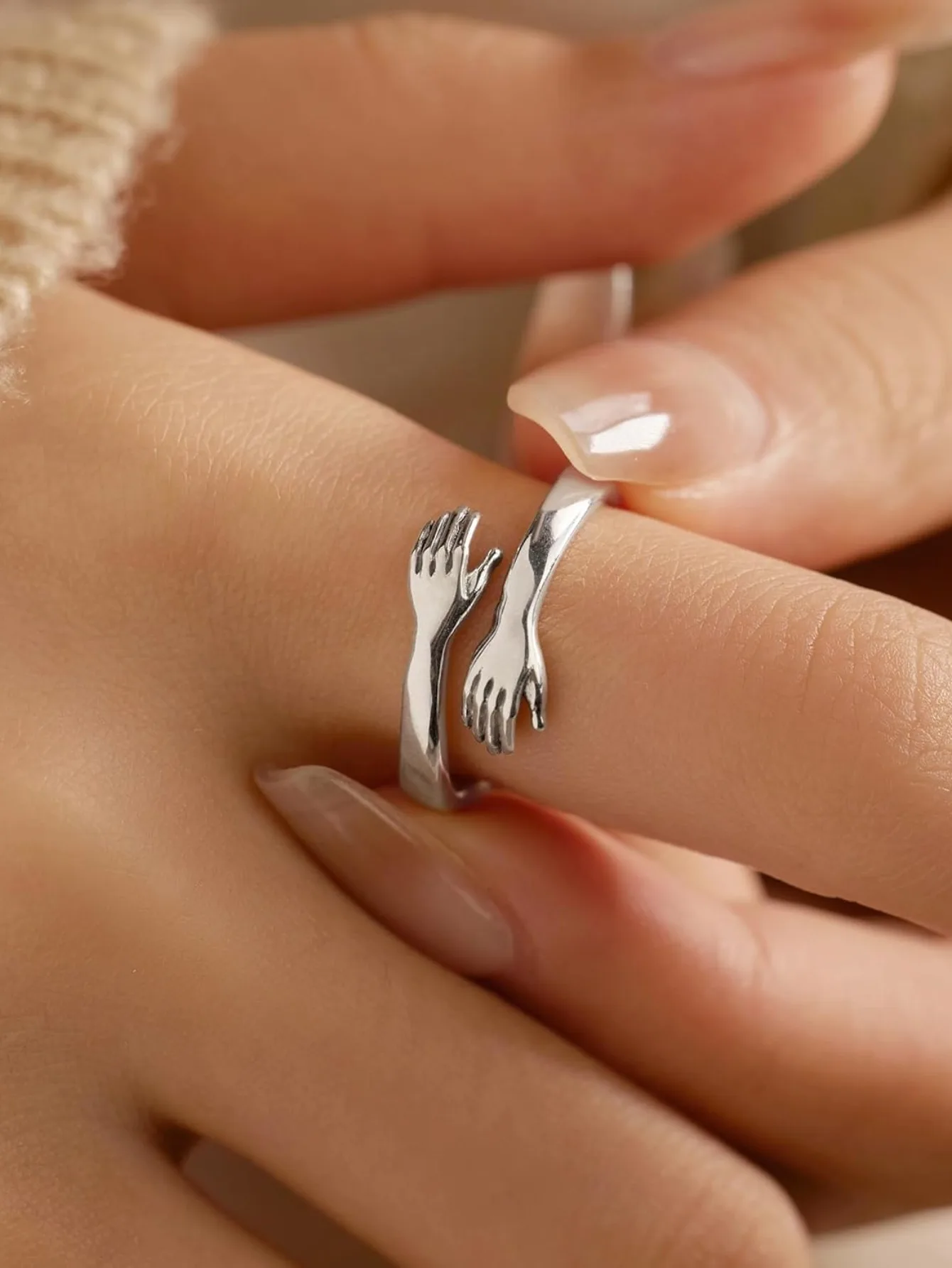 خاتم إيماءة عناق مع "أحبك إلى الأبد، أمي" فريد ومناسب للارتداء اليومي. إنه هدية عطلة للأمهات. #4