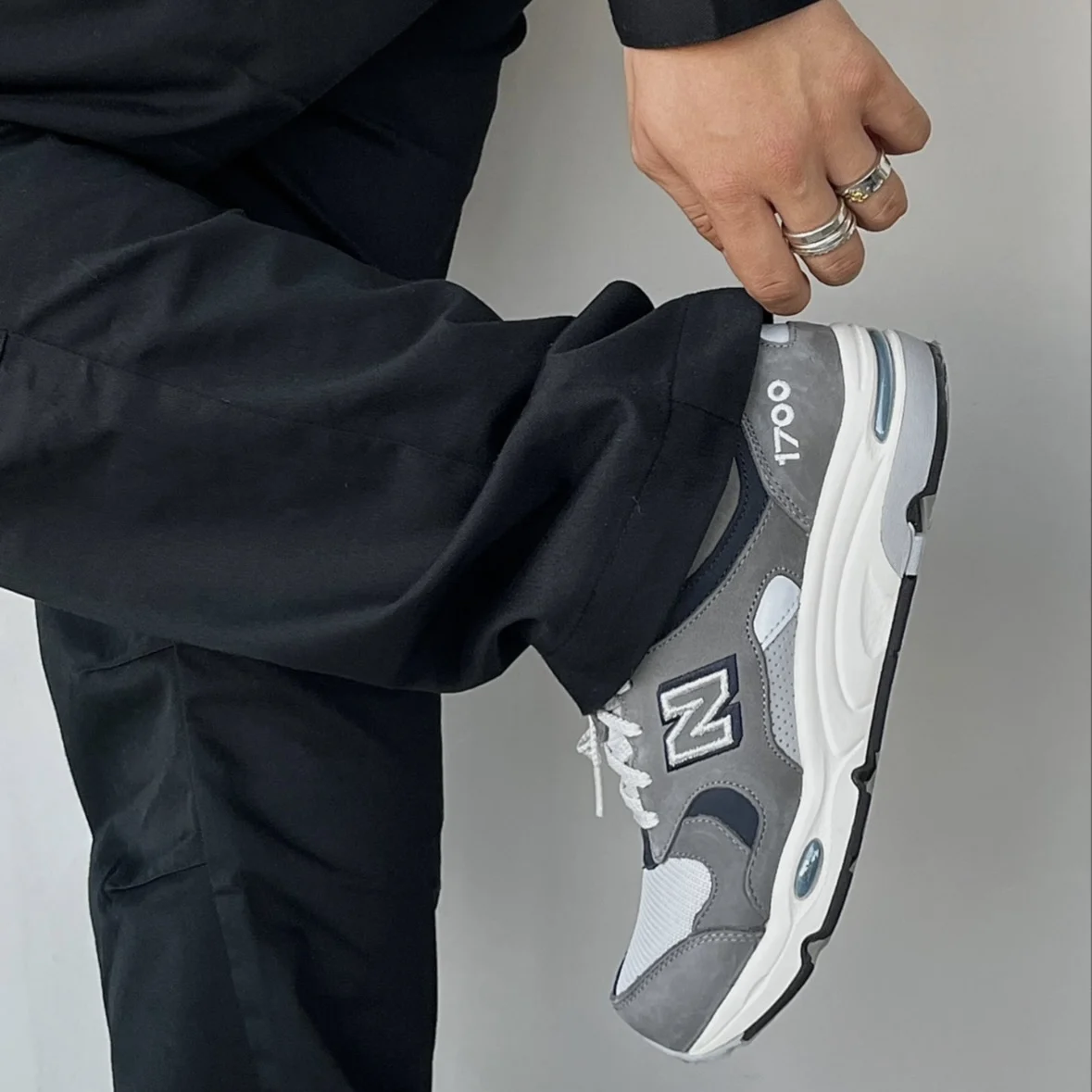 New Balance NB 1700 - حذاء كاجوال مريح ومتين ومنخفض القطع للرجال والنساء - رمادي