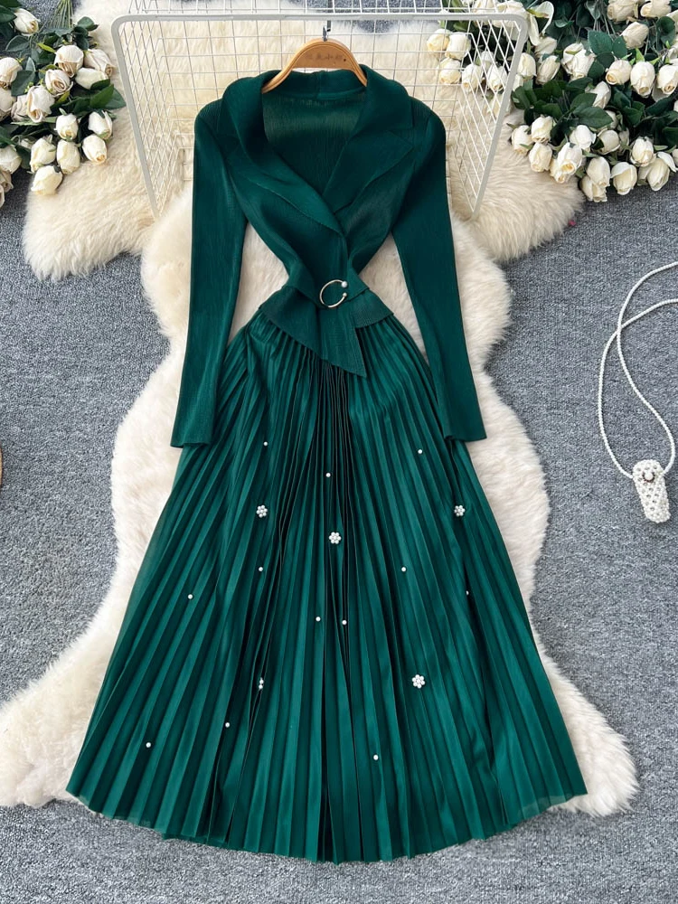 Długi płaszcz z perłowymi zdobieniami i stójką dla kobiet, spódnica w kształcie litery A z wysokim stanem, elegancki styl do pracy.