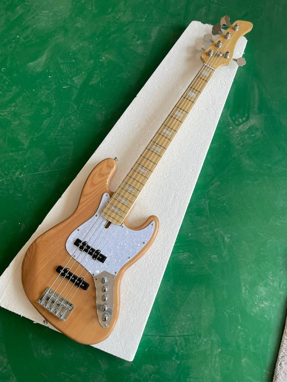 5 Strings Electric Bass Guitar with Maple Neck,Chrome Hardware ,Provide customized service